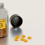 Vitamina poco conosciuta, essenziale per la salute di ossa e denti, illustrata in un'immagine informativa.