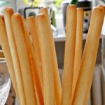 Grissini confezionati in un pacchetto, evidenziando ingredienti poco salutari.