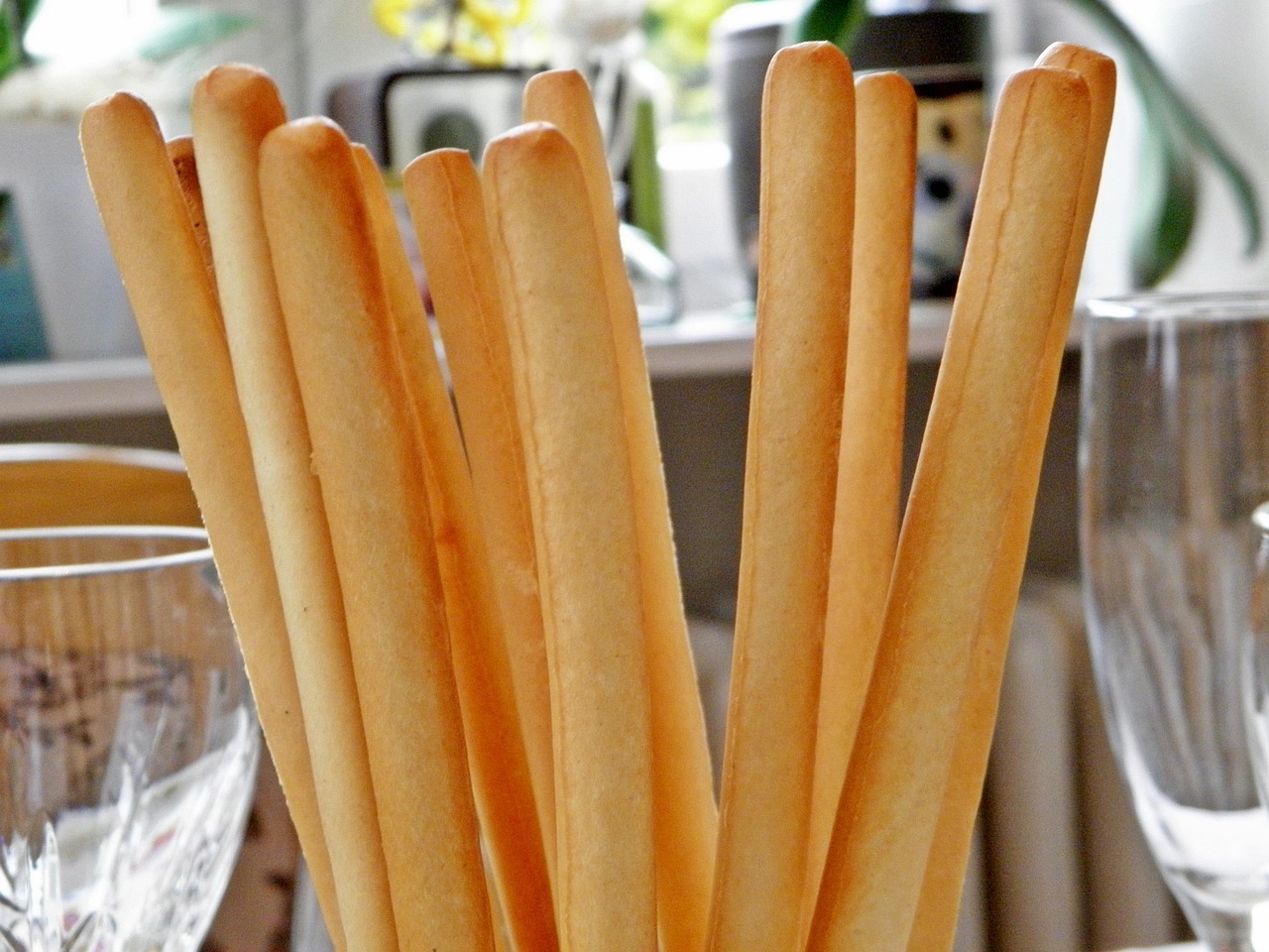 Grissini confezionati in un pacchetto, evidenziando ingredienti poco salutari.